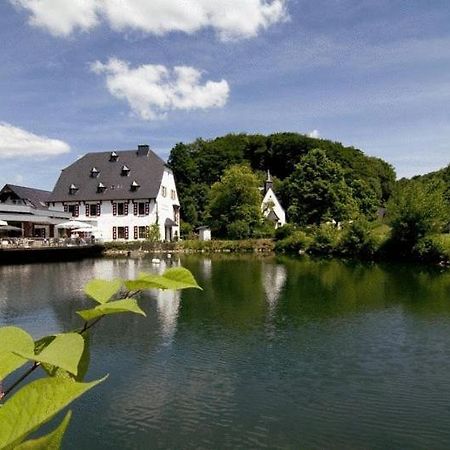 Malteser Komturei Hotel / Restaurant Bergisch Gladbach Bagian luar foto