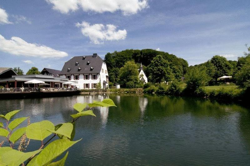 Malteser Komturei Hotel / Restaurant Bergisch Gladbach Bagian luar foto