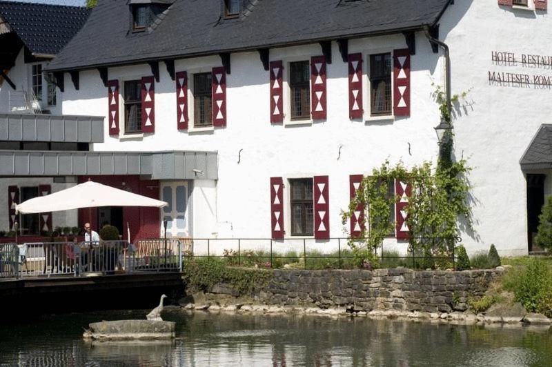 Malteser Komturei Hotel / Restaurant Bergisch Gladbach Bagian luar foto