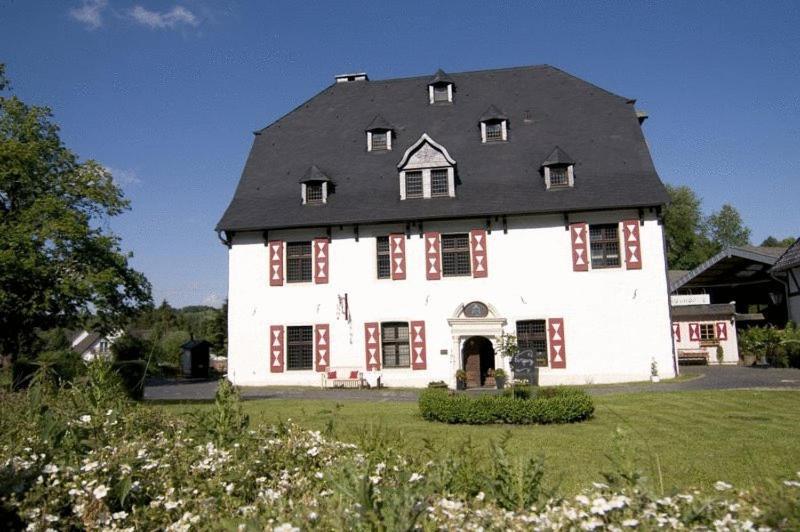Malteser Komturei Hotel / Restaurant Bergisch Gladbach Bagian luar foto