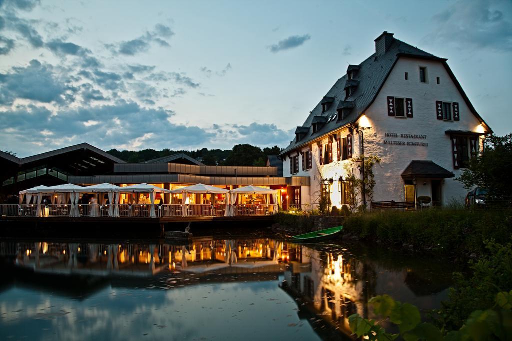 Malteser Komturei Hotel / Restaurant Bergisch Gladbach Bagian luar foto
